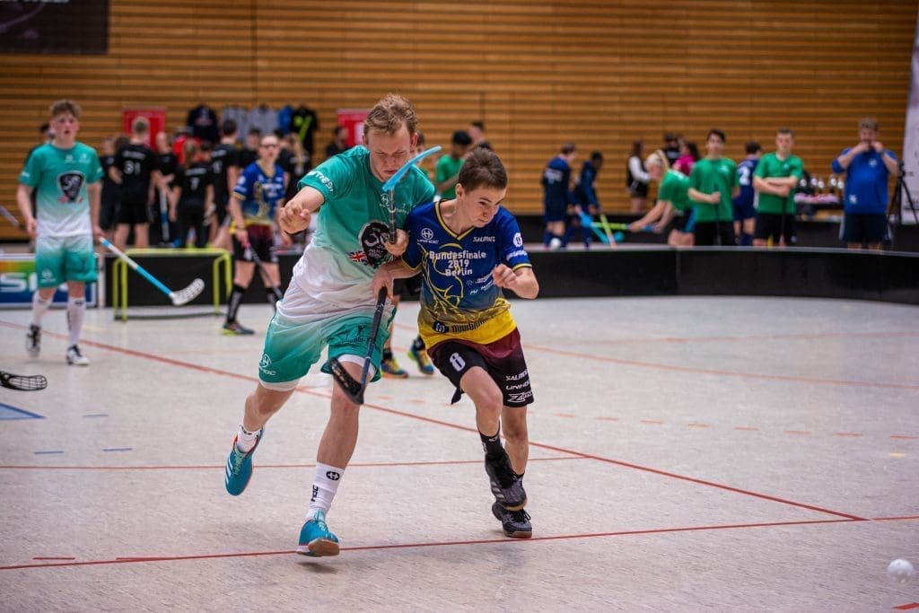 Zwei Floorballspieler im Zweikampf