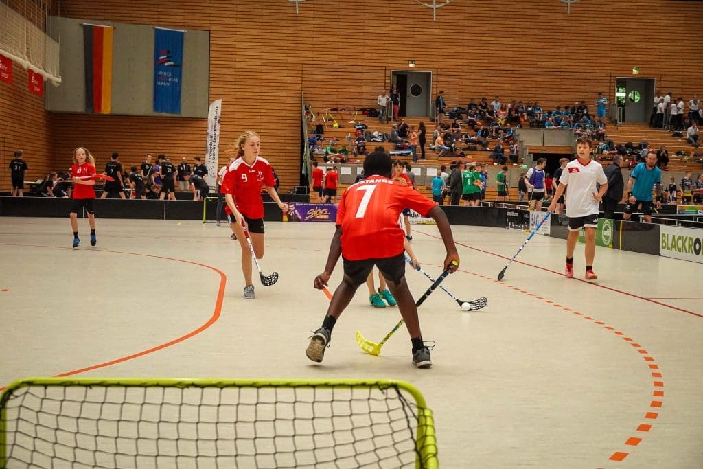 Spielszene eines Floorball Schulturniers.